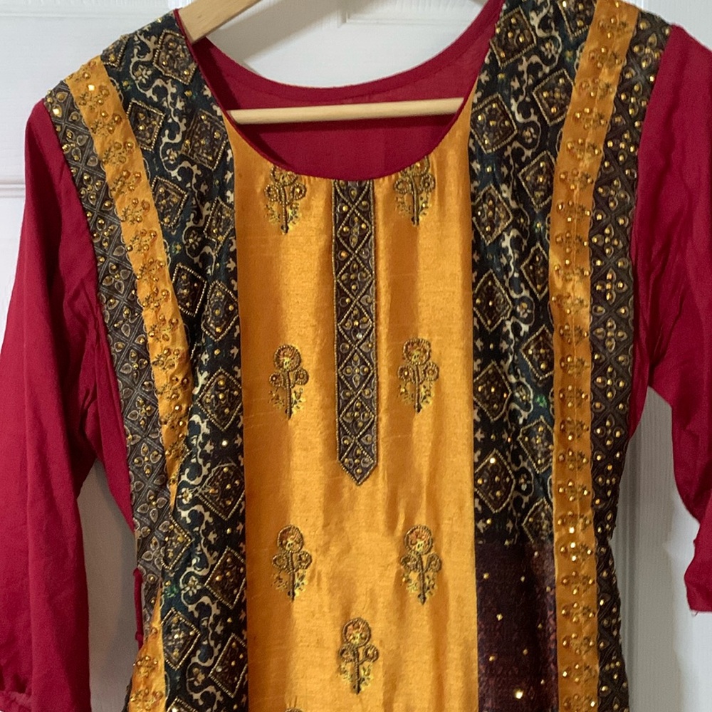 Beautiful party outfit. Looks very beautiful when worn!!! Worn once